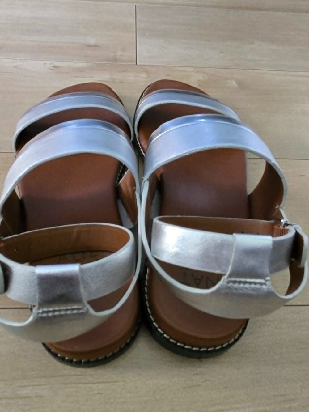 Naturalizer Kelsie Silver Leather Flat Sandals Size 5M Worn Once With Box - Picture 4 of 10